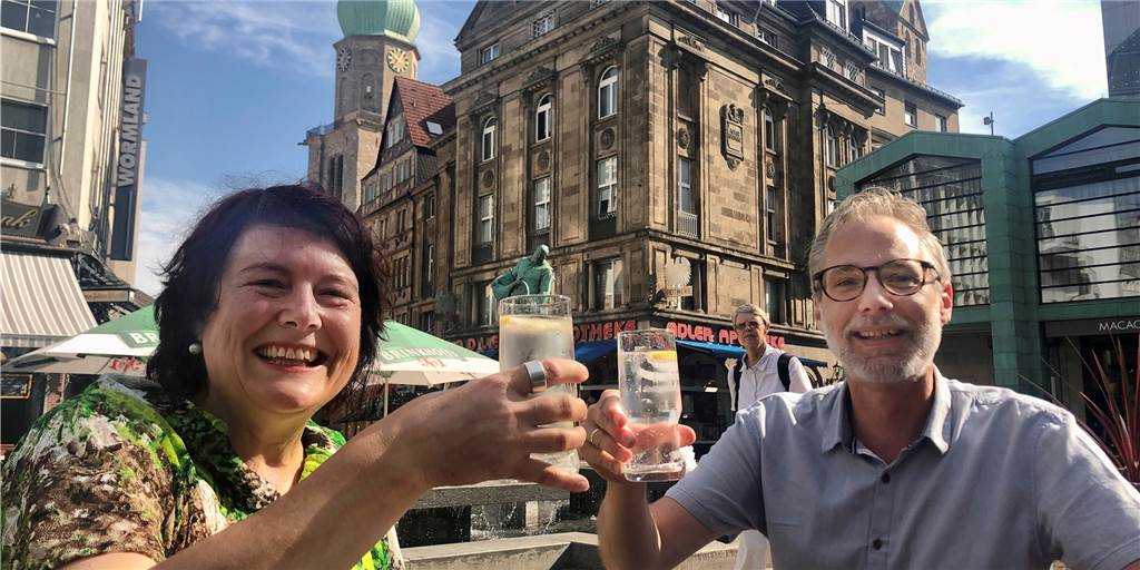 Heike Regener und Tilmann Insinger zeigen, wo sich das Altstadt-Viertel versteckt Fremdenführerin Heike Regener von meineHeimat.ruhr und Tilmann Insinger vom Amt für Stadterneuerung stoßen auf dem Alten Markt auf Dortmunds Altstadtviertel an.