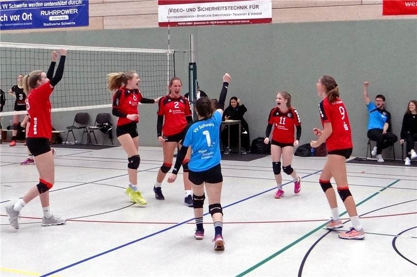 U18-Team des VV Schwerte bucht das Ticket zur Westdeutschen Meisterschaft Frenetischer Jubel bei den U18-Mädchen des VV Schwerte: Mit dem erfolgreich absolvierten Qualifikationsturnier in Bad Berleburg haben die Schwerterinnen das Ticket zu den Westdeutschen Meisterschaften gebucht.