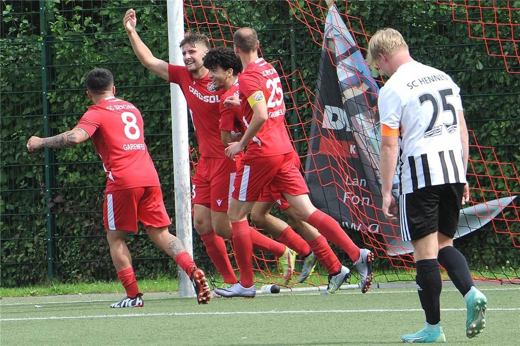 Freud und Leid liegen dicht beieinander: Das Team des SC Berchum/Garenfeld jubelt, während Hennens Kapitän Nick Wachholz geknickt ist.