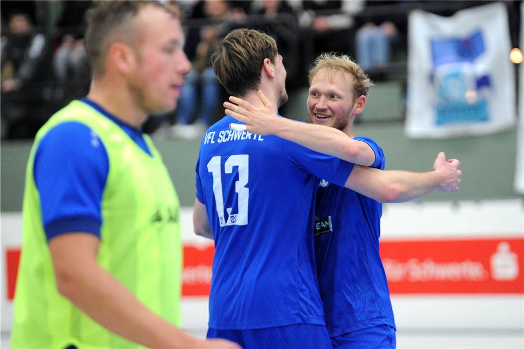 VfL Schwerte bejubelt den 13. Titelgewinn: Aluminium steht dem VfB Westhofen im Weg Freud und Leid liegen dicht beieinander: Die VfLer Tim Birnkraut und Lukas Beßlich freuen sich, Westhofenes Dustin Zahlmann ist dagegen bedient.