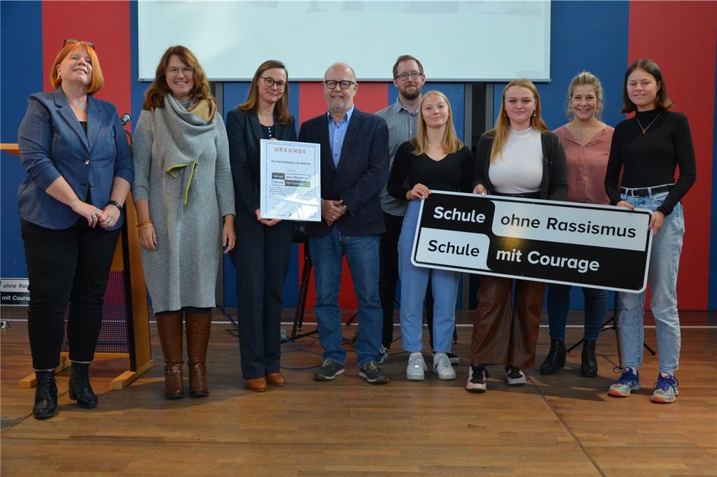 Freude bei allen Beteiligten und Gästen (v. l.): Elisabeth Büning (Fachbereichsleiterin Bildung, Schule, Kultur und Sport), Karola Voß (Bürgermeisterin der Stadt Ahaus und Patin), Jenny Dalhaus (Schulleiterin bklm), Norbert Lüttmann (Regionalkoordinator SoR-SmC), Bastian Poppen (bklm) und das Kulturkomitee (bklm) mit Emily Reichelt, Katharina Söbbing, Mona Janke und Jana Groß-Onnebrink