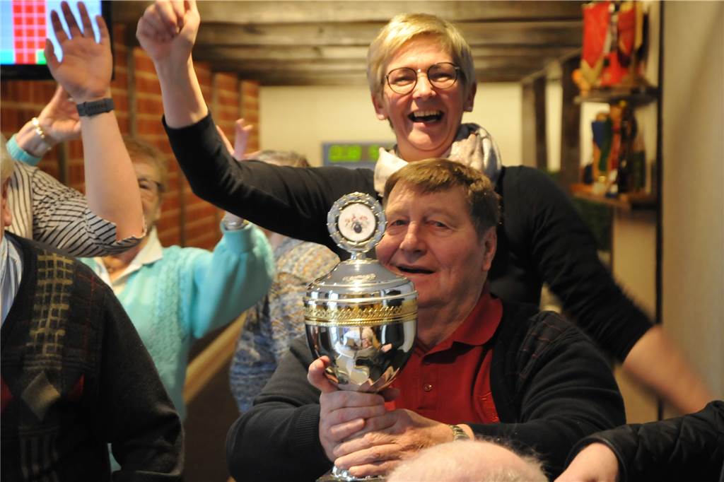 Sportliche Senioren: Stadtlohner „Knackis“ und „Legdener Spätlese“ messen sich beim Kegeln Freude bei den Stadtlohner „Knackis“ über den Pokal