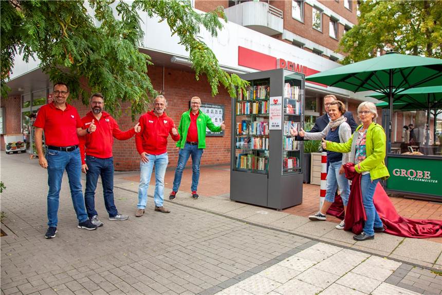 Endlich ist er da: Moderner Bücherschrank an zentraler Bushaltestelle Freude bei den Verantwortlichen: Marco Lufter, Marcus Besler und Kay Schickle von „Wir lieben Hombruch“ sowie den politischen Vertretern Ingo Börnig, Nils Berning, Susanne Lohse und Barbara Brunsing.