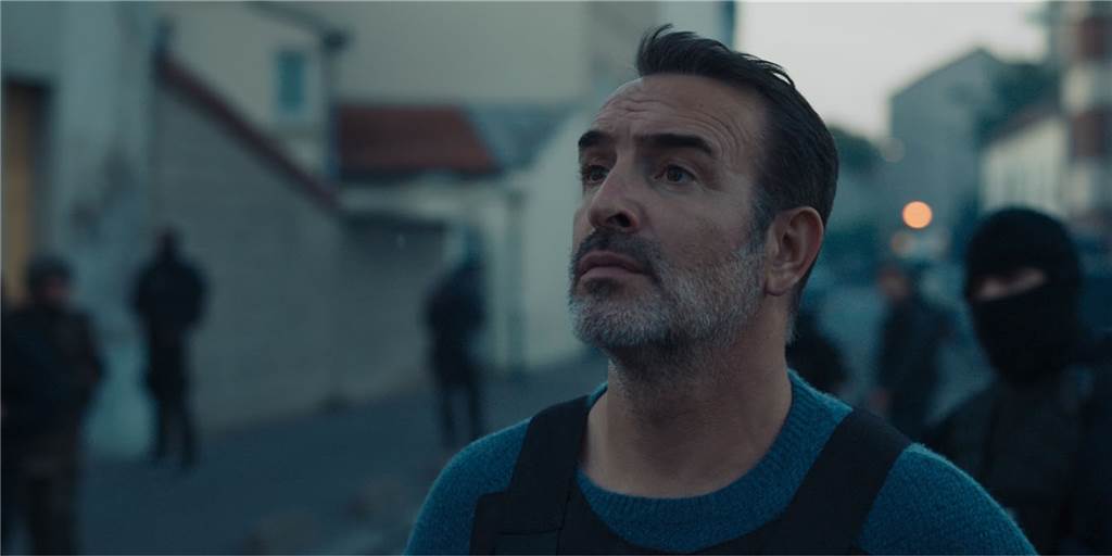 Freude sieht anders aus: Fahnder Fred (Jean Dujardin) steht im Morgengrauen am gestürmten Haus.