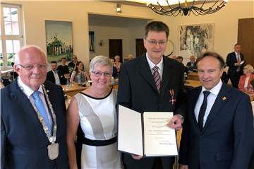 Freude über das Bundesverdienstkreuz: Bürgermeister Helmut Könning, Martina und Claus Zumbusch sowie Landrat Kai Zwicker.