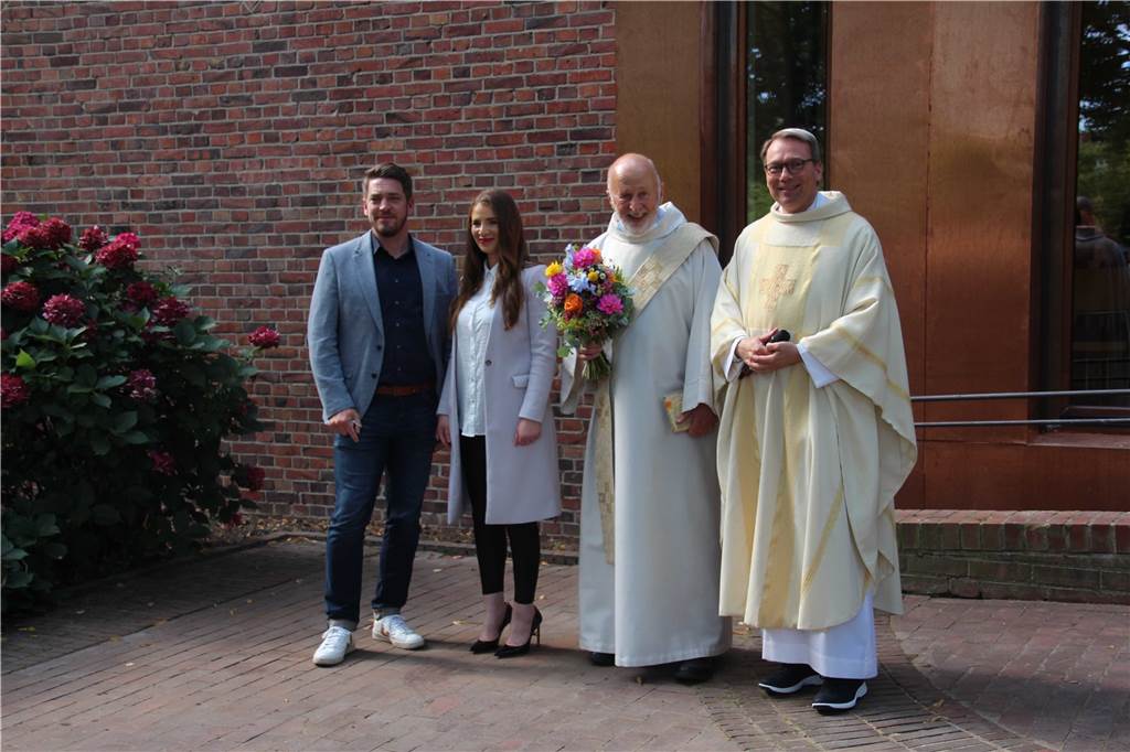 Mit Video: Gemeinde feiert halbierte Josefskirche und das große Diakon-Los Freude über den gelungenen Umbau (v.l.): die Architekten Alexander Musholt und Wilma Karakac (Büro Farwick & Grote), Diakon Josef Korthues und Pfarrer Stefan Jürgens .