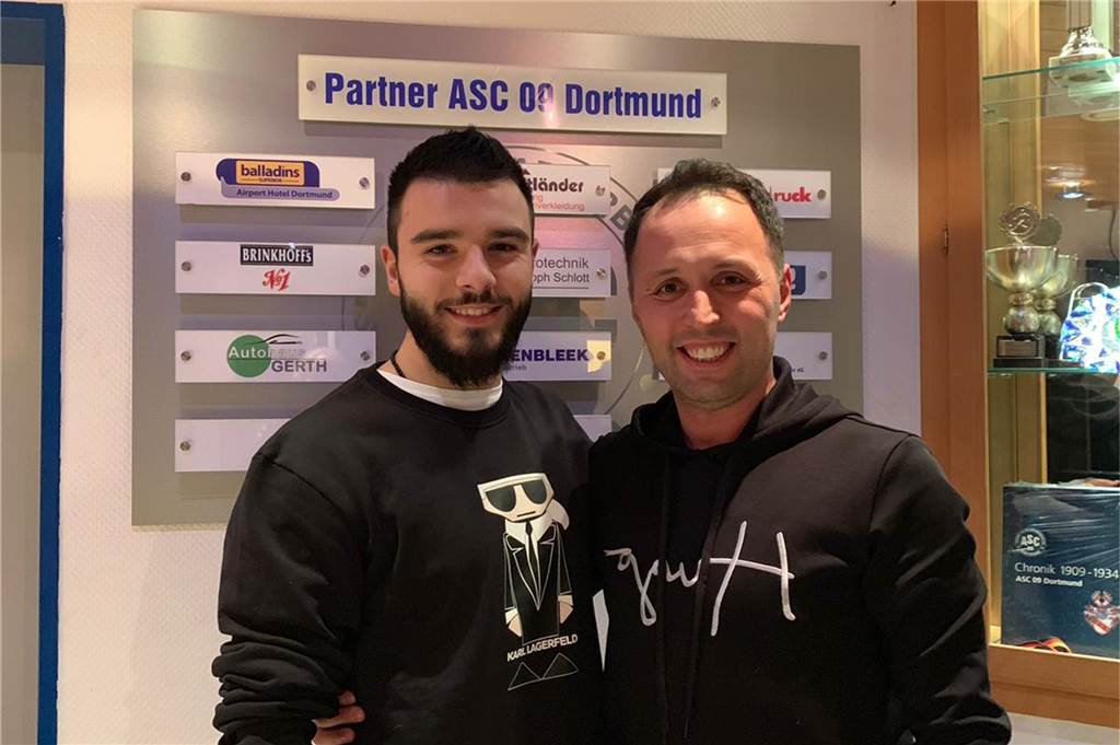 2019 klopfte noch ein Erstligist an: Maxi Podehl erklärt, warum er beim ASC verlängert hat Freude über die Verlängerung: Links Maxi Podehl, rechts der Sportliche Leiter Emre Konya.