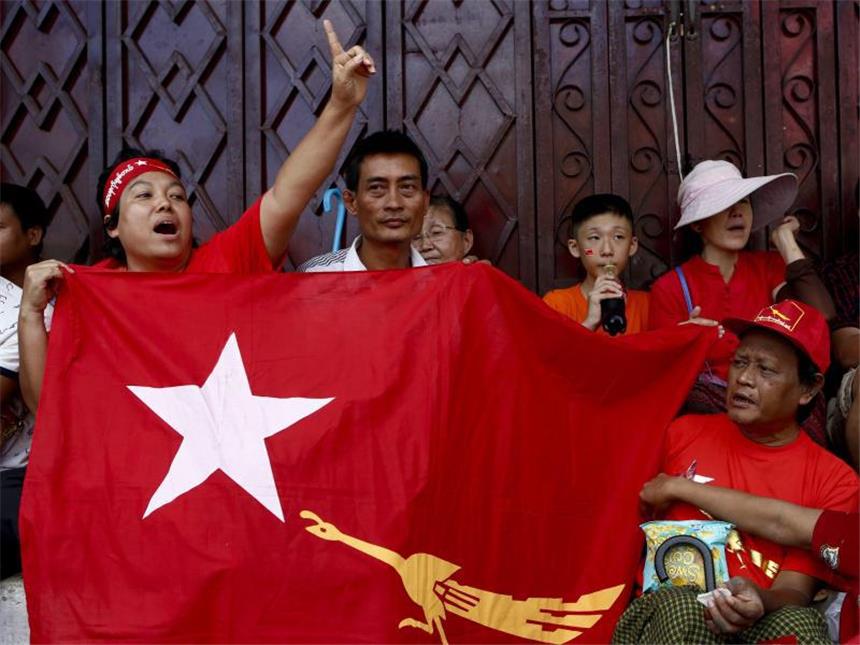 Suu Kyis Oppositionspartei in Myanmar vor großem Wahlsieg Freudenfeiern: Anhänger der oppositionellen Nationalen Liga für Demokratie bejubeln ihren grandiosen Wahlsieg. Foto: Lynn Bo Bo