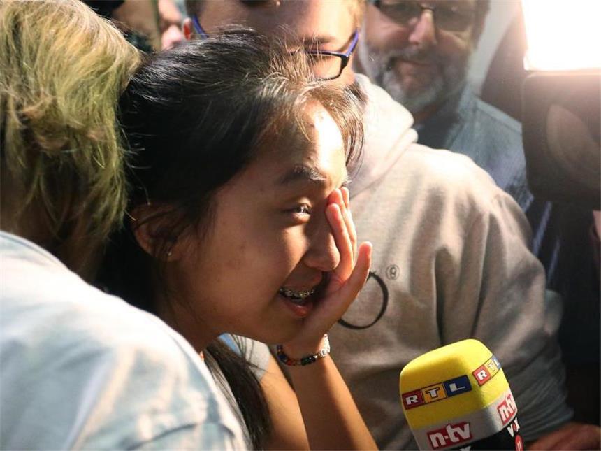 Abgeschobene Schülerin Bivsi zurück in Deutschland Freudentränen: Zwei Monate dauerte es, bis die abgeschobene Schülerin Bivsi Rana nach Deutschland zurückkehren durfte. Foto: David Young