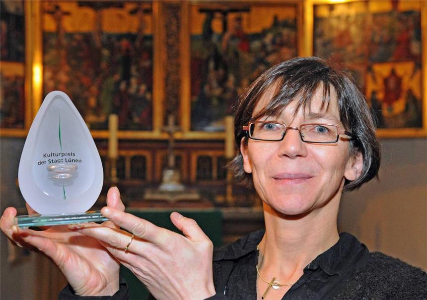 Seit 25 Jahren Kantorin der Evangelischen Kirche Freudestrahlend nahm die Kantorin Jutta Timpe den Kulturpreis der Stadt Lünen 2012 entgegen.