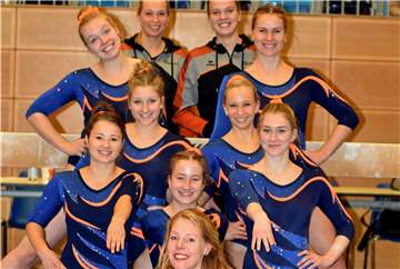 Freudige Gesichter beim TuS: (oben von links) Hanna Reinders, Anna Schalk, Anna Romahn, Hanna Schepers; (davor v.l.) Gabriele Venhues, Johanna Fähndrich, Pia Orthaus, Katharina Schalk, Mina Schlüter und vorne Kampfrichterin Ramona Ostendorf