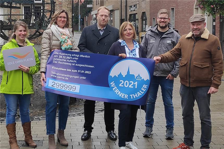 Ab 24. Oktober rollt der Thaler wieder! Preise im Wert von 10.000 Euro Freuen sich auch in diesen Jahr auf die Aktion „Werner Thaler" (v.l.): Kira Schäfer, Britta Löchter, Christof Schmersträter, Christiane Steinkuhl, Georg Schlomberg und Hubertus Waterhues.