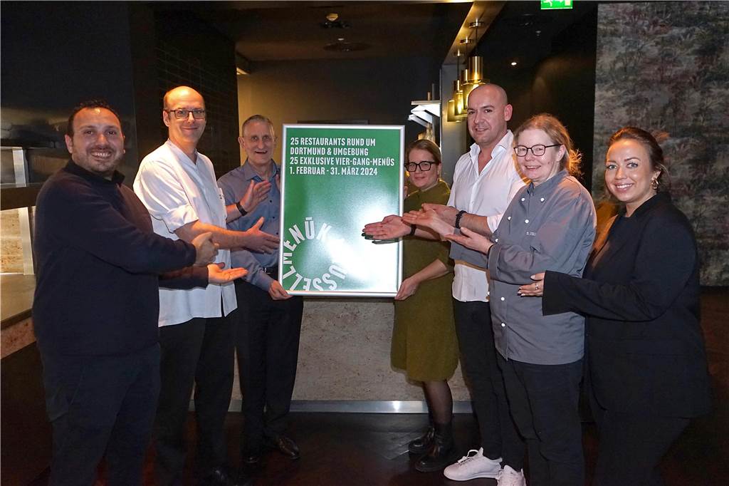 Menükarussell 2024: In Dortmunds Restaurants geht’s rund Freuen sich auf das Menükarussell in Dortmund und Umgebung: (v.l.) Antonio Criscuolo (Freischütz), Stefan Schlüter (SYGHT), Andreas Sievers und Meline Ebbinghaus vom Organisationsteam, Antonio Quiroga (Quiro), Sabine Zenker (Freischütz) und Nina Barradas (Quiro)