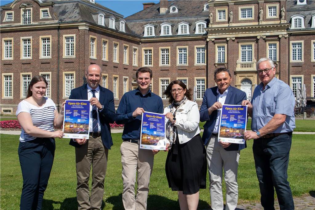 Open-Air-Kino am Schloss: „Manta Manta“, „Mission: Impossible 7“ und „Super Mario Bros.“ Freuen sich auf das Open-Air-Kino in Nordkirchen am Schloss: Katharina Austermann (Scala Filmtheater), Stefan Göttker (Verwaltungsleiter HSF), Johannes Austermann (Inhaber Scala Filmtheater), Maike Teetz (Tourismusmanagerin Gemeinde Nordkirchen), Dietmar Bergmann (Bürgermeister Gemeinde Nordkirchen), Johannes Strotmann (Festwirt Strotmann).