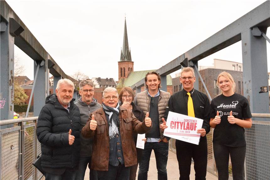 Der 3. Dorstener Citylauf bringt Farbe ins Altstadtfest Freuen sich auf den Citylauf (v.l.): Dr. Jürgen Jung (Dorstener LC), Leo Monz-Dietz (LG Dorsten), Heinz-Georg Schulz (VfL RW Dorsten), Sabine Cremer (Caritas), Luca Schlotmann sowie Ralf und Julia Honsel.
