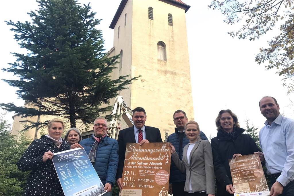 Glitzerwald in Selm öffnet am 21. November mit zwei Überraschungen Freuen sich auf den Glitzerwald (v. l.): Nicole Reuter und Elisabeth Sandmann von der Werbegemeinschaft, Veranstalter Wilfried Reckers, Bürgermeister Mario Löhr, von den Sponsoren Markus Dammann (Hellweg-Baumarkt), Verena Ginter (Stadtwerke), Maria Allonoch (Innogy) (Volker Brüning von der Apotheke Brüning ist Nicht im Bild) sowie Malte Woesmann, der diese Veranstaltung und den Adventsmarkt für die Stadt organisiert.