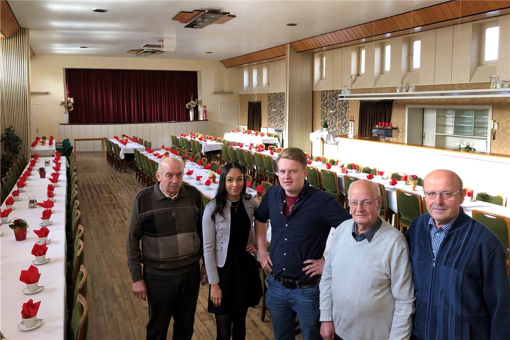 Freuen sich auf den Neustart im Kettelerhaus: Karl Frankemölle (2. Vorsitzender des Vereins Kettelerhaus der KAB), Farah Weddeling, Thomas Terschluse, Franz-Josef Doods (Geschäftsführer) und Joachim Stelzer (Vorsitzender).