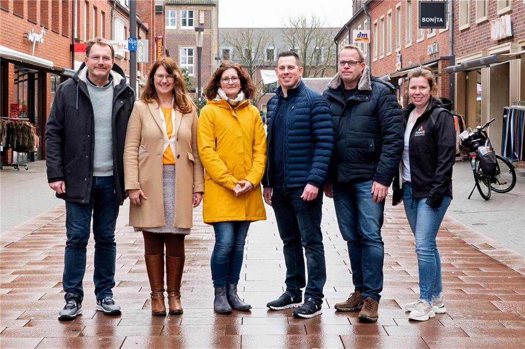 Ahauser Stadtfestlauf gibt sein Comeback: Nach neun Jahren Abstinenz Freuen sich auf den Stadtfestlauf: (v.l.) Frank Schaten (Vorsitzender VfL Ahaus), Karola Voß, Nadine Scheidler (VfL-Lauftreff), Marcel Miedecke (VfL-Lauftreff), Frank Baumeister (VfL-Lauftreff), Lena Kemper (Ahaus Marketing)