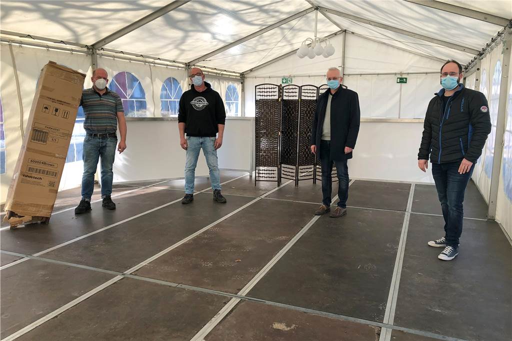 Mit Video: Die Corona-Testzentren in Südlohn und Oeding sind bereit Freuen sich auf den Start der beiden Testzentren in Oeding (Foto) und Südlohn am Dienstag ( v.l.) die Betreiber Jochen Terbeck und Thomas Ostendarp sowie Bürgermeister Werner Stödtke und Ordnungsamtsleiter Matthias Lüke.