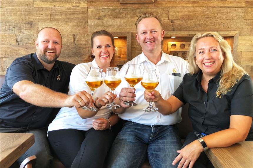 Hotel Clemens-August eröffnet Bierlounge, ist aber ab sofort ein Nichtraucher-Hotel Freuen sich auf den Tag der offenen Tür am 25. August (v.l.): Die Geschäftsführer Clemens August und Anke Kristina von Freeden und Michael Stattmann und Sylvia Stattmann-Frerick.