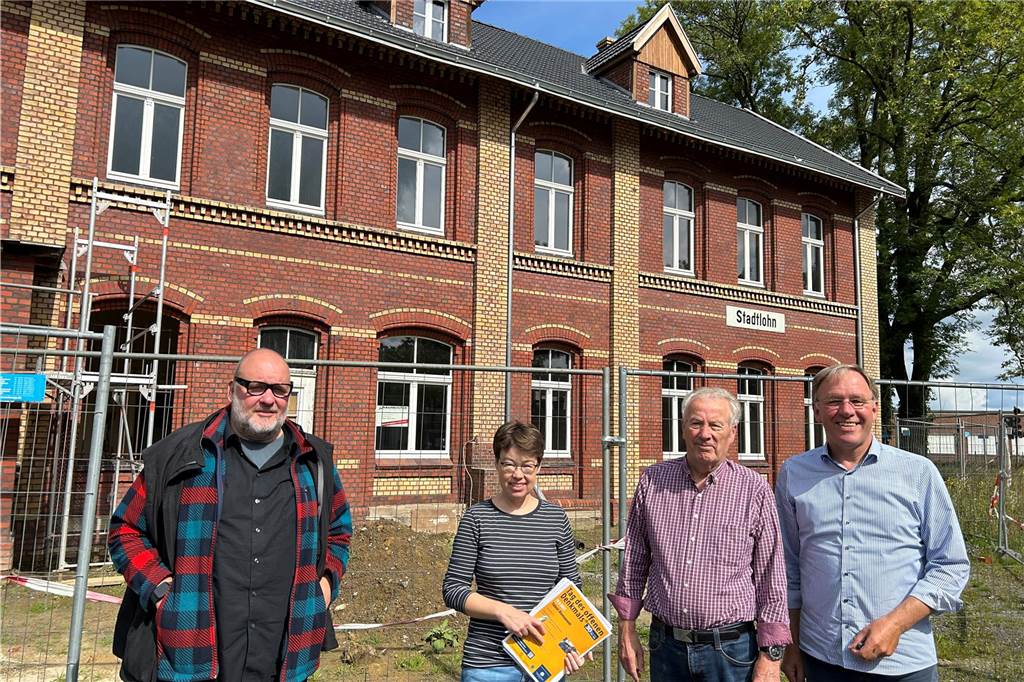 Thomas Willemsen, Claudia Volbers, Heinz Garwer und Hermann-Josef Steverding vor dem alten Bahnhofsgebäude