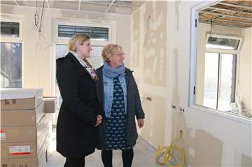 Freuen sich auf den Umzug in die neuen, hellen Räume der Caritas-Tagespflege-Einrichtung in der Appelhofstraße (v.l.): Einrichtungsleiterin Bianca Becks-Maier und Veronika Reuter, Ressortleiterin Tagespflege.