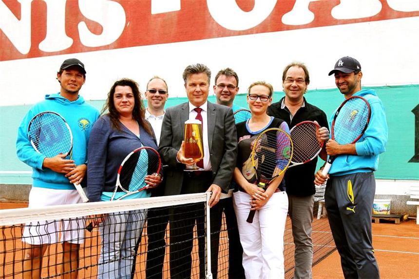 22. Bitburger Tennistage locken zum TV Tennis-Oase Freuen sich auf die 22. Bitburger Tennistage: (v.l.) Sven Bendlin (Turnierleitung), Wirtin Nadine Stork, Thorsten Lachmann vom Sponsor Getränke Gefromm, Rainer Schmittchen vom Titelsponsor Bitburger Brauerei, Roland Hafner (stellvertretender Sportwart des TV Tennis-Oase), Peggy Schmidt (Sportwartin TVTO), Marcus Greiner (Vorsitzender TVTO) und Rambod Pourziai (Turnierleitung).