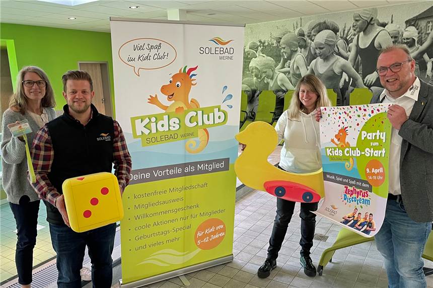 Solebad Werne umwirbt schon heute die Stammkunden von morgen Freuen sich auf die Auftaktparty zum neuen Kids-Club im Solebad: (v.l.) Cathy Krietemeyer (Werne Marketing) und vom Solebad Henrik Schmidt, Kira Schäper und Badleiter Jürgen Thöne.
