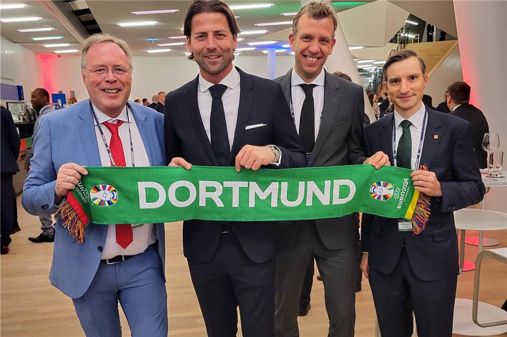 EM in Dortmund: Aussischt auf „tolle Atmosphäre und gute Fußballspiele“ Freuen sich auf die EM: Martin Sauer (r.) und Christian Scherney (l.) vom städtischen EURO24-Büro, der Dortmunder EURO-Botschafter Roman Weidenfeller und Felix Timpe (2.v.r.), Geschäftsführer beim BVB Stadionmanagement.