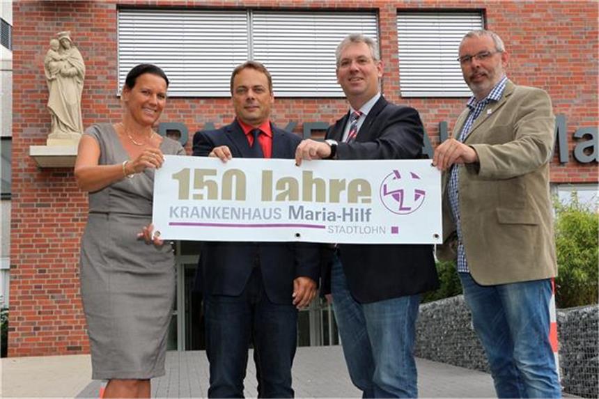 Krankenhaus feiert mit gigantischer Festwoche sein Jubiläum Freuen sich auf die Festwoche: Pressereferentin Xenia Lorenz-Rebers, Kaufmännischer Direktor Jochen Wensing, Geschäftsführer Michael Saffé, Veranstaltungsmanager Martin Bienhüls (v.l.) vor der Statue der Namenspatronin, der Jungfrau Maria.