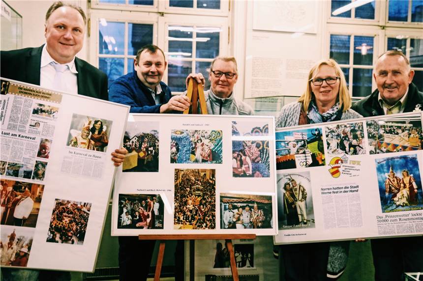 Prinzenpaare aus 11 x 4 Jahren: IWK eröffnet Ausstellung zum jecken Jubiläum Freuen sich auf die Galasitzung am Samstag und die Ausstellungseröffnung am Sonntag (v.l.): IWK-Präsident Michael Holtmann, Ludger Goers, Andreas Bawej, Vorsitzende Barbara Kipp und Hans-Otto Menken. Gestern bauten die Karnevalisten die Ausstellung zum 44-Jährigen auf.