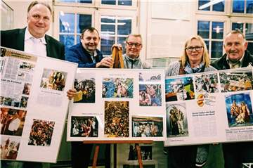 Freuen sich auf die Galasitzung am Samstag und die Ausstellungseröffnung am Sonntag (v.l.): IWK-Präsident Michael Holtmann, Ludger Goers, Andreas Bawej, Vorsitzende Barbara Kipp und Hans-Otto Menken. Gestern bauten die Karnevalisten die Ausstellung zum 44-Jährigen auf.