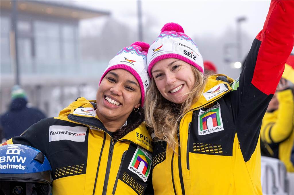 Innsbruck: Laura Nolte möchte Führung im Gesamtweltcup verteidigen Freuen sich auf die gemeinsame Fahrt in Innsbruck: Die Olympiasiegerinnen Laura Nolte (r.) und Deborah Levi.