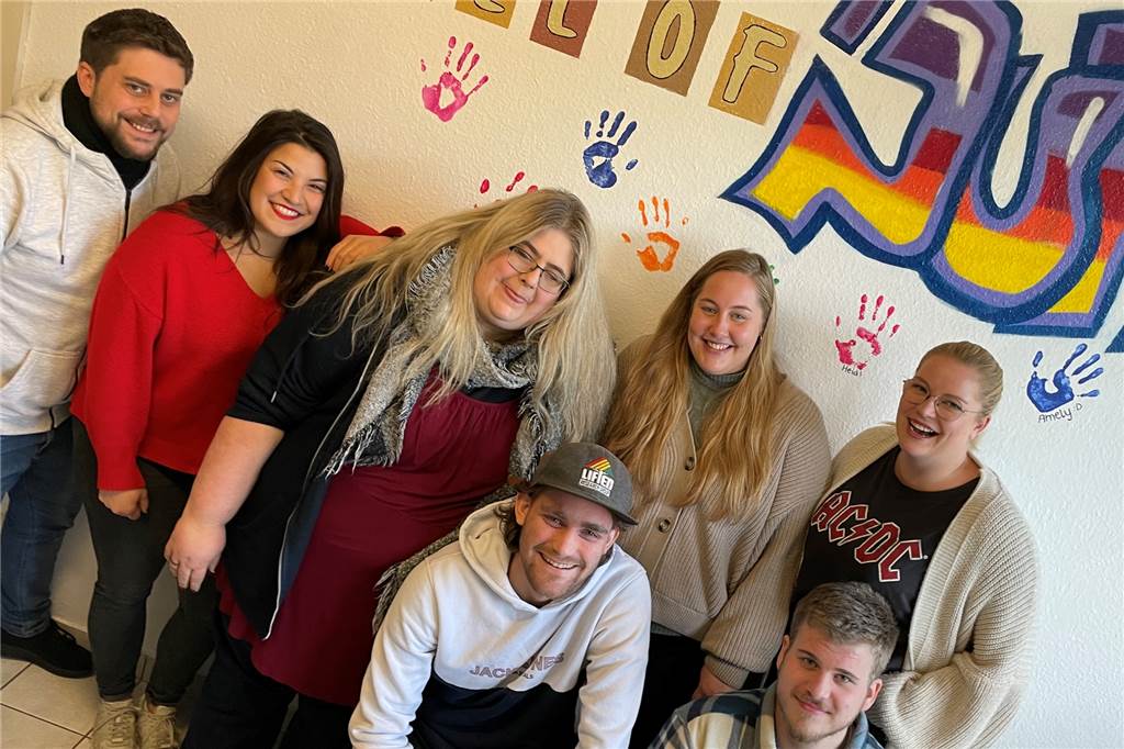 Neue Base für die Jugend: Einweihungsparty mit dem Jugendkomitee Freuen sich auf die neue Base: Stefan Lensing, Valerina Fischer, Eva Vehring, Joke Schneider, Birte Wellkamp, Darius Sonnenberg und Justin Holtheuer.