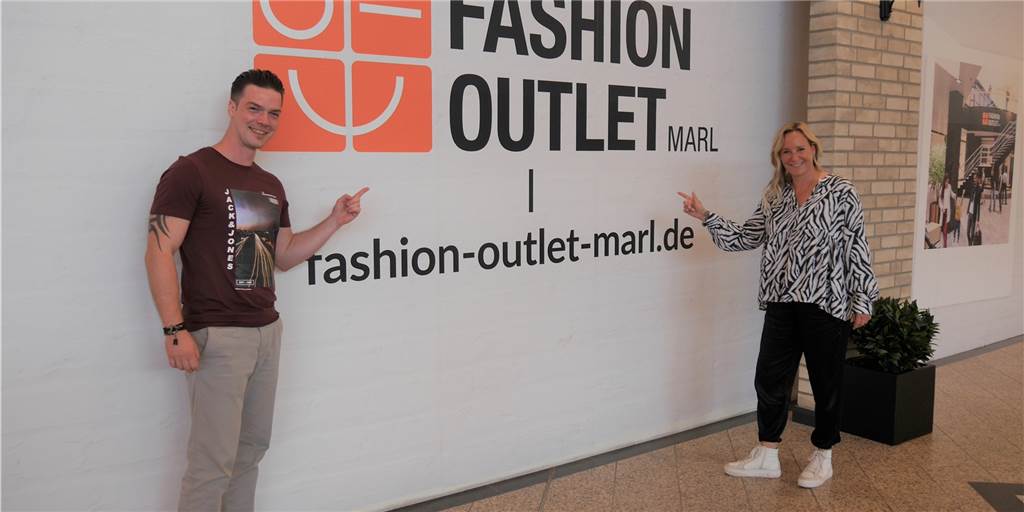 Mode im Marler Stern: Weg für neue Shops ist endlich frei Patrick Holz und Annika Kriebel von der Outlet Evolution GmbH stehen vor einem verschlossenen Tor im Marler Stern.