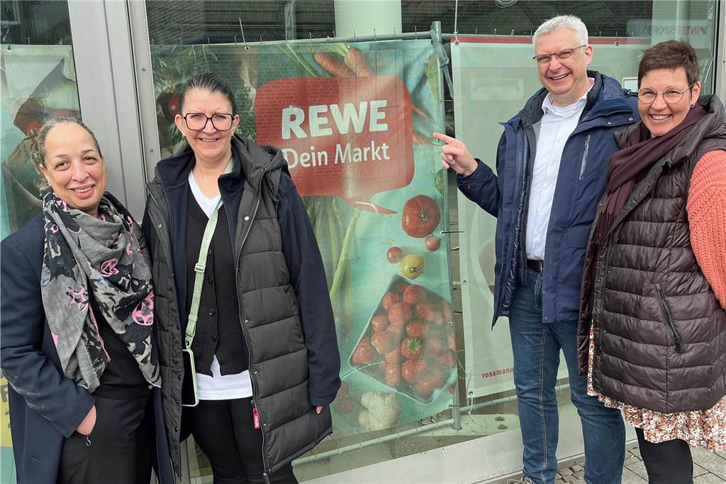 Freuen sich auf die Neueröffnung am 28. Mai 2024 in Werne. Von rechts das Ehepaar Nicole und Michael Krummenerl, Schwester Kerstin Hold und Mitarbeiterin Sara Salih.