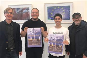 Freuen sich auf die Premiere: Projektleiter Dirk Schubert, die Teilnehmer Almir und Vincenzo sowie Regisseur Gandhi Chahine (v.l.)