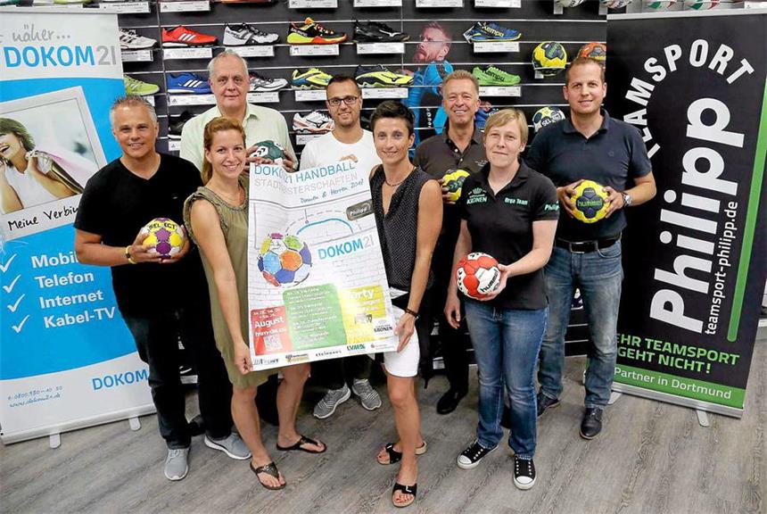 Stadtmeisterschaften im neuen Gewand Freuen sich auf die Titelkämpfe (v.l.): Kai Ruben (Organisation), Jenny Deppe (DOKOM21), Wolfgang Sommer (Handballkreis Dortmund), Sascha Stöhr (Teamsport Philipp), Bea Klein, Frank Gaedtke, Yvonne Stille (alle Orga.) und Andreas Nolte (Kronen-Brauerei).