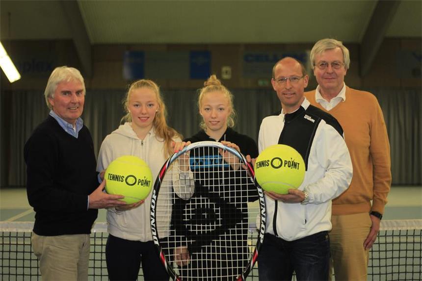 Der TC Blau-Weiß Werne veranstaltet elf Tage lang Spitzensport Freuen sich auf die Westfalenmeisterschaften in Werne: WTV-Präsident Robert Hampe, Yana Morderger, Tayisiya Morderger, WTV-Cheftrainer Jens Wöhrmann und der Vorsitzende des TC Blau-Weiß Werne, Jörg Bretschneider (v. l.).
