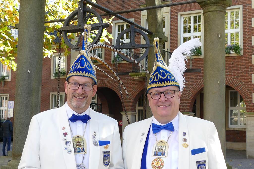 Karnevalsauftakt am 11.11. wird gefeiert – aber unter freiem Himmel Freuen sich auf eine fröhliche Session: Hagen Ebert (l.), der Präsident der KG "Üm Bütt un Pütt", und der Vizepräsident Johannes Thesing.
