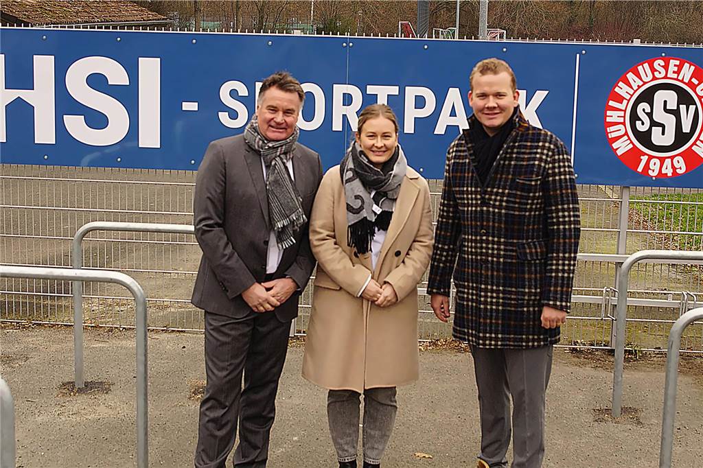Stadionname vermarktet: SSV Mühlhausen spielt nun in einem Sporrtpark Freuen sich auf erfolgreichen Fußball im HSI-Sportpark: (v.l.) Mühlhausens Sportchef Ralf Mäkler mit Maike Hölting und Hendrik Schabsky von HSI Immobilien.