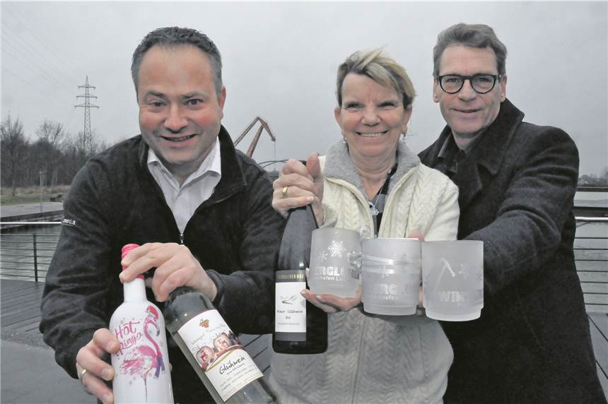 Erstmals Glühwein-Tassen mit Mohrkran beim Winterglühen am Preußenhafen Freuen sich auf gemütliches Winterglühen am Preußenhafen: (v.l.) Tobias Klotz, Geschäftsführer der Agentur „six4media“, Hafenmeisterin Rosel Haak und Bodo Feierabend von der Radeberger Gruppe.