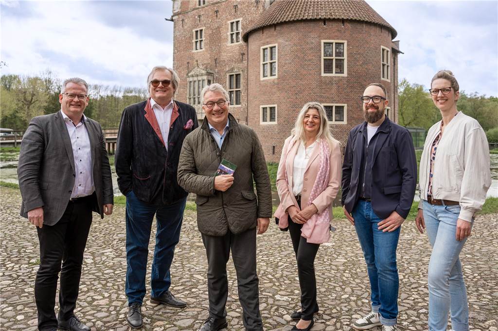 Humor, Satire und musikalische Einlagen mit den Bullemännern auf Schloss Raesfeld Vier Männer und zwei Frauen vor Schloss Rasfeld