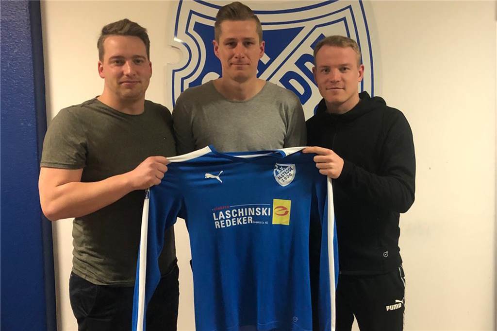 Dennis Gerleve hat einen neuen Klub gefunden und spielt im nächsten Jahr mindestens eine Liga höher Freuen sich auf Neuzugang Dennis Gerleve (M.): Benedikt Kuhne, Sportlicher Leiter von BW Alstedde (l.) und Trainer Tim Hermes (r.).