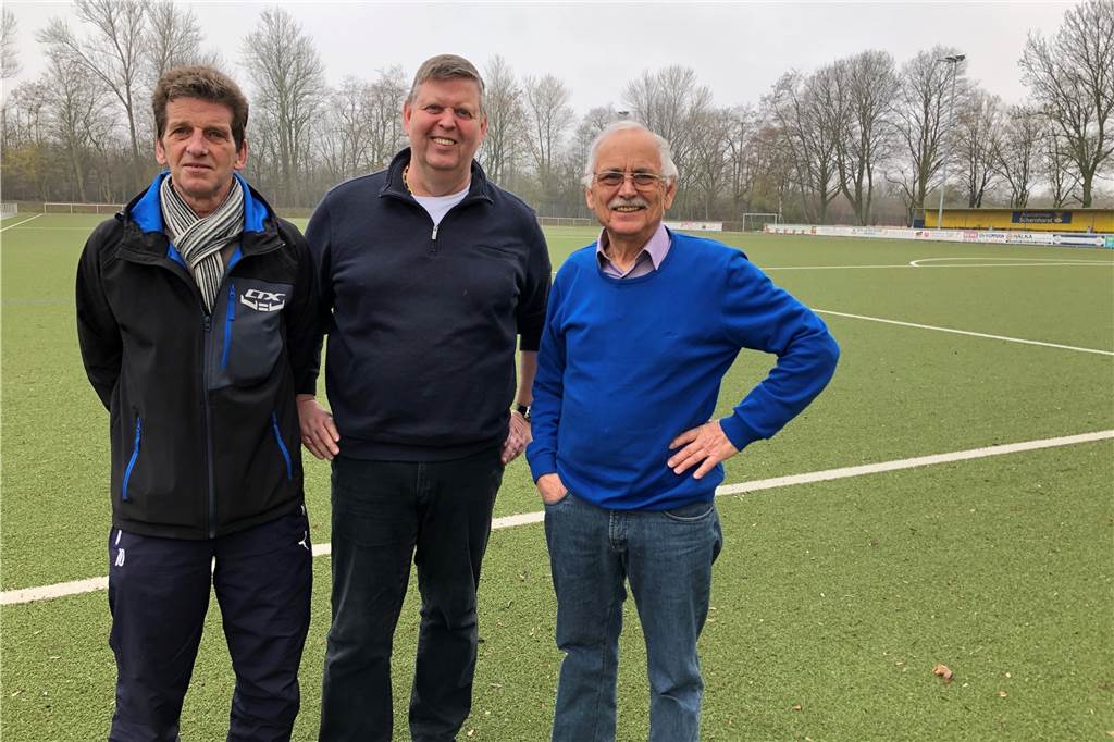 Als Friedhelm Ganz (76) einen „Gönner“ zwei Runden um den Platz jagen musste Freuen sich aufs Jubiläum (v.l.): 2. Kassierer Jürgen Theuerl, Vorsitzender Volker Konradt und Ältestenrat Friedhelm Ganz.
