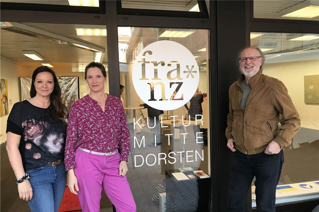 Ganz schön selbstbewusst: Ausstellung in neuem Kulturraum in Dorsten Ausstellungsmacher vor dem Kunstraum.