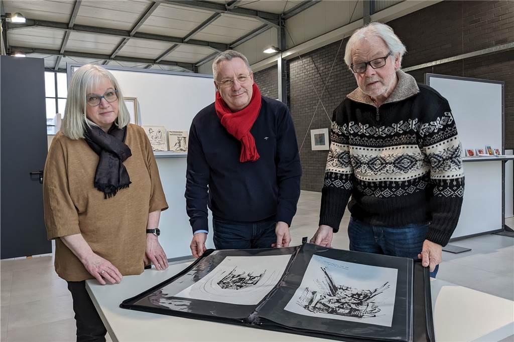 Tisa-Archiv in Dorsten öffnet mit Dreier-Ausstellung seine Türen Freuen sich darauf, endlich auch Besucher in den Räumen des neuen Tisa-Archivs auf dem Zechengelände begrüßen zu dürfen: Sabine Fischer (Leiterin der Stadtagentur und Geschäftsführerin der Tisa-Stiftung), Michael Sagenschneider vom Kuratorium der Tisa-Stiftung und deren Vorsitzender Lambert Lütkenhorst.