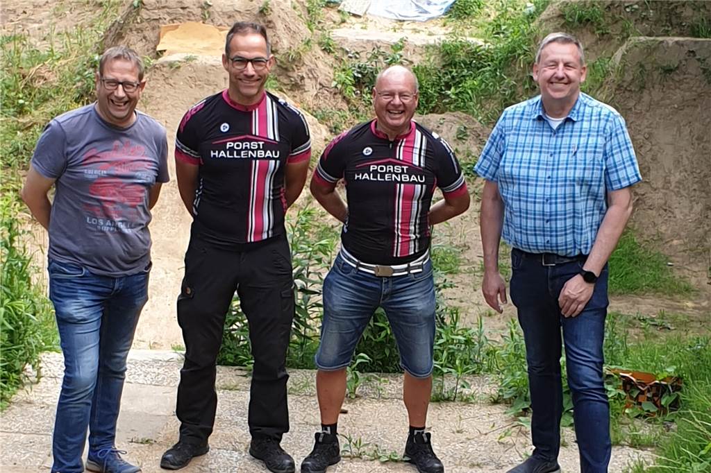 Mängel beseitigt: Bikepark kann nach langer Zeit wieder genutzt werden Freuen sich, dass der Bikepark wieder genutzt werden kann (von links): Gärtnermeister Ralf Lütkenhaus, Klaus Prag sowie Karsten Rochel (Abteilungsleiter) von der Radsportabteilung des ATV und Kämmerer Dirk Meussen.