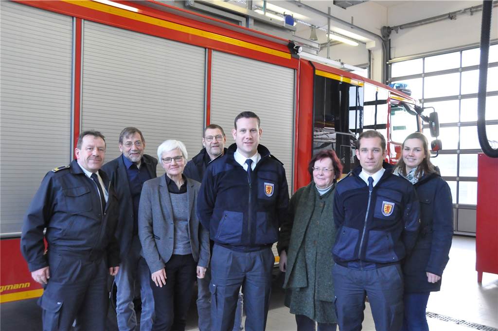 Feuerwehr Lünen setzt auf faire Dienstkleidung - nur bei T-Shirts wird das schwierig Freuen sich, dass die Feuerwehr Lünen beim Thema faire Dienstkleidung voran geht: (v.l.) Feuerwehrchef Rainer Ashoff, Dr. Ulrich Weber (Liga), Jutta Gülzow, Leiterin der Lüner Verbraucherberatung, Thomas Berger (Stadt Lünen), Christopher Rehnert, Gabriele Schiek (fr. bei der Stadt für Nachhaltigkeit zuständig), Florian Schwarze und die neue Nachhaltigkeits-Verantwortliche der Stadt Lünen (ab 1.4.) Anja Paechnatz.