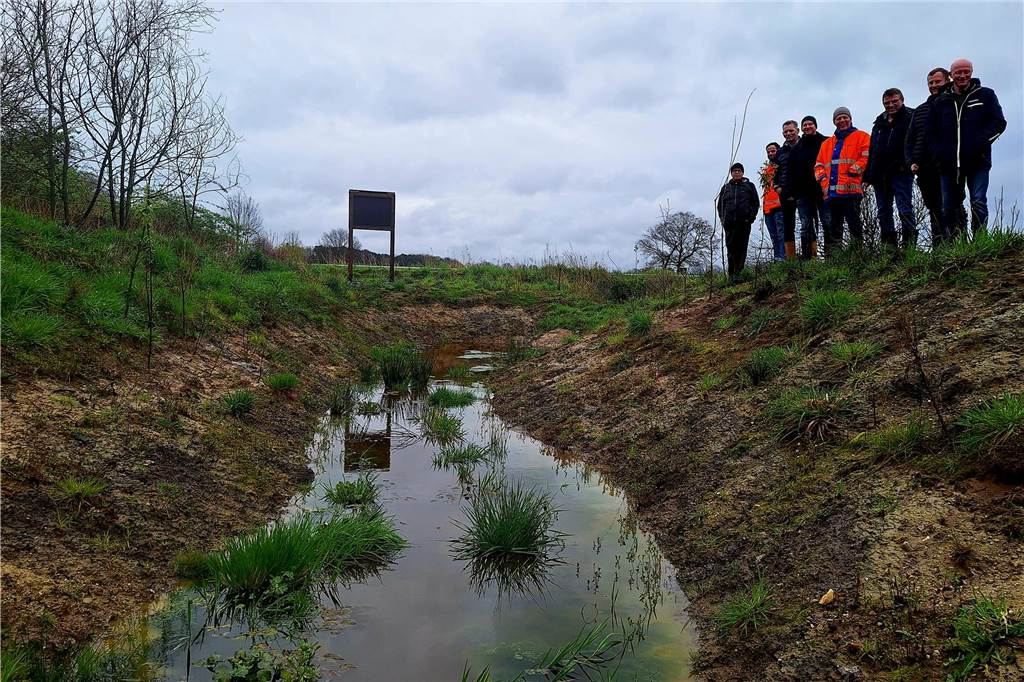 Zurück zur Natur: Wellingbach wurde auf 180 Metern renaturiert Männer am Fluss